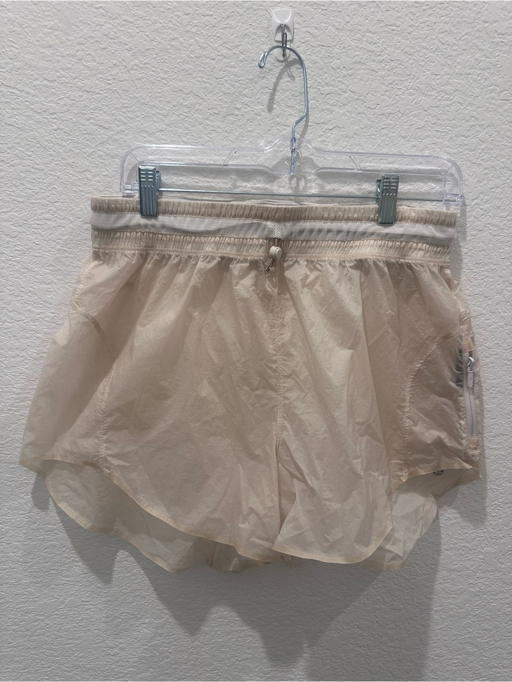 Lululemon Cream Lightweight Running Shorts Mesh Waistband Toggle Size 4